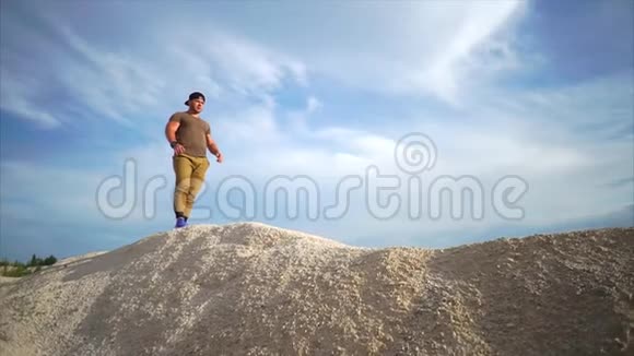一个人在工业采矿的砾石山上奔跑视频的预览图