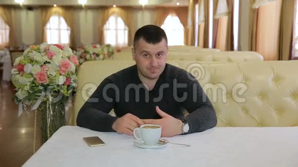 一个男人坐在沙发上在一次严肃的情绪化的采访中聊天视频的预览图