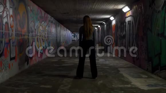 现代舞蹈站在地下通道里视频的预览图