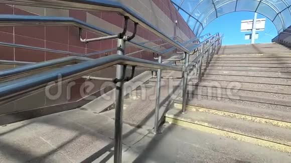 地下人行横道无障碍环境金属栏杆视频的预览图