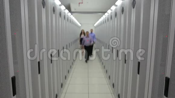 三个技术员走在走廊上视频的预览图