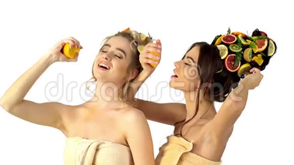 水果和女人身体的头发护理和面膜视频的预览图