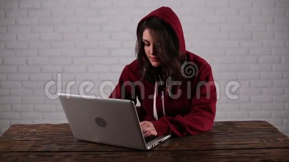 女黑客在用笔记本电脑视频的预览图