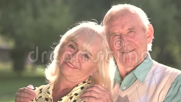 年长夫妇在户外视频的预览图