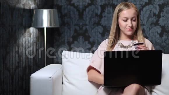 有魅力的女人用笔记本电脑在线购物视频的预览图