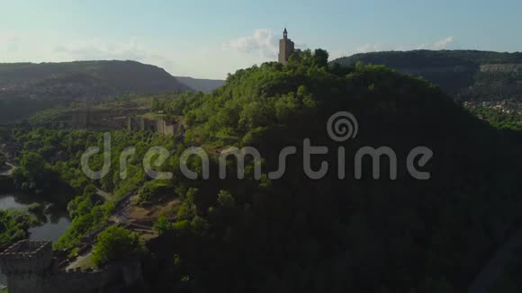 在美丽的夏天保加利亚2018年塔诺沃维尔科的Tsarevets堡垒的空中日出景观视频的预览图