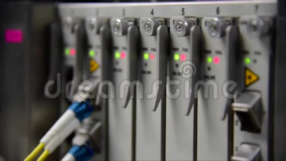 数据中心LED状态的联网电信光纤电缆贴片线连接和闪烁视频的预览图