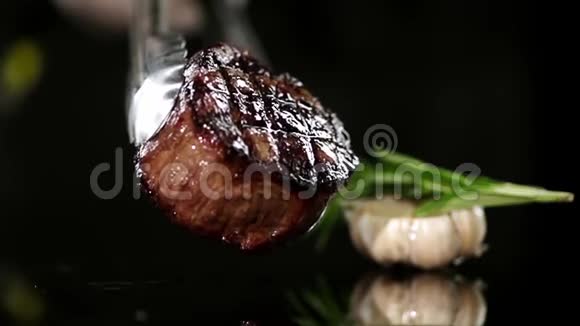 烤牛排放在黑暗的表面视频的预览图