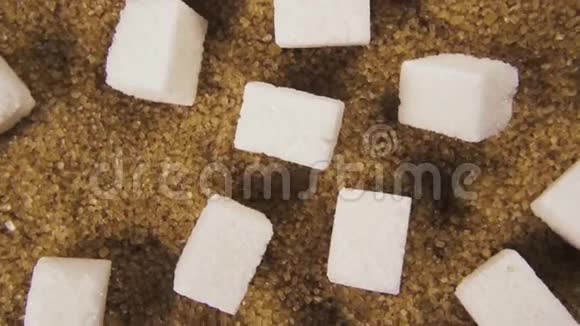 糖块和水晶糖的旋转俯视图视频的预览图