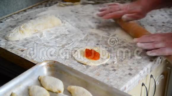 女人用果酱做馅饼视频的预览图