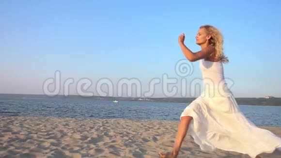 快乐兴奋的女人在海滩上慢动作地奔跑和跳跃视频的预览图