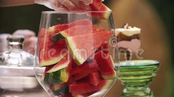 有人把水果放在糖块上的玻璃碗里视频的预览图