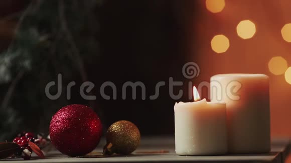 特写镜头在圣诞树模糊的灯光背景下圣诞蜡烛熄灭了蜡烛的烟视频的预览图