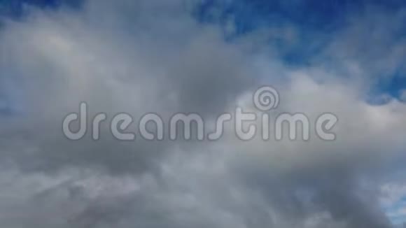 美丽的时光流逝乌云密布的深蓝色天空视频的预览图