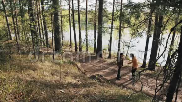 两个男人的朋友站在森林小径上开始在晴天争吵视频的预览图