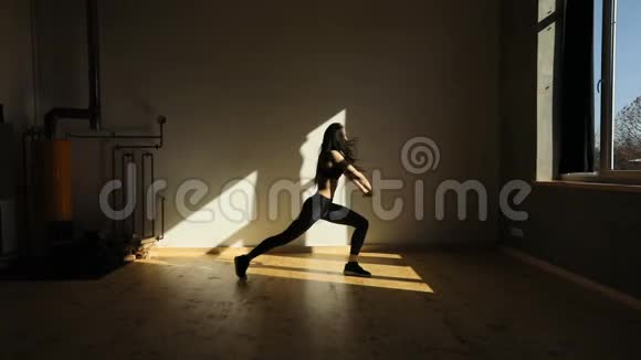运动的女人在换腿的时候做着跳跃和跳跃工作室的位置视频的预览图