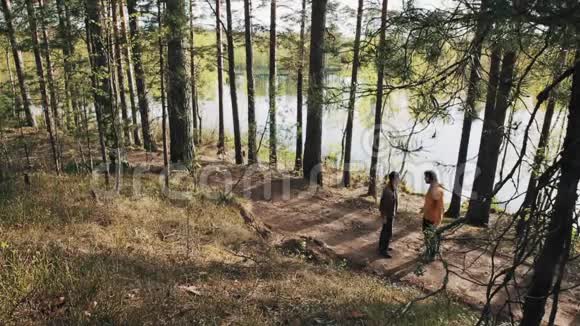 两个男人的朋友站在树林小径上开始在晴天争吵视频的预览图