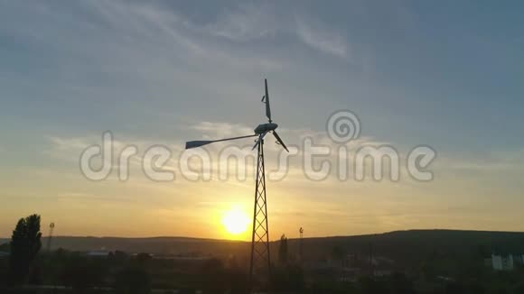 空中拍摄小风Turbin在日落背景上循环替代可再生能源生产视频的预览图