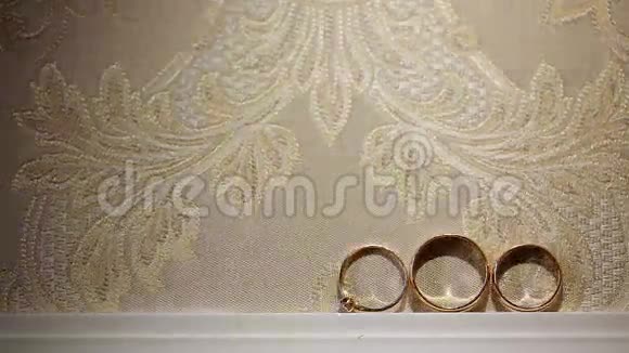 房间里有三个结婚戒指视频的预览图