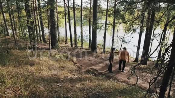 两个男人的朋友在森林小径上漫步在晴天开始争吵视频的预览图