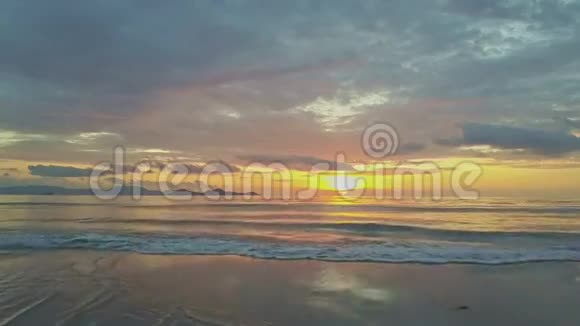 在沙滩上和太阳升起的时候会有大浪浪浪视频的预览图