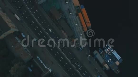 日落时在欧洲城市的河港和船只的俯视图视频的预览图