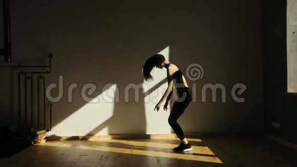 在健身室跳跃的迷人女运动员的特写侧景视频的预览图
