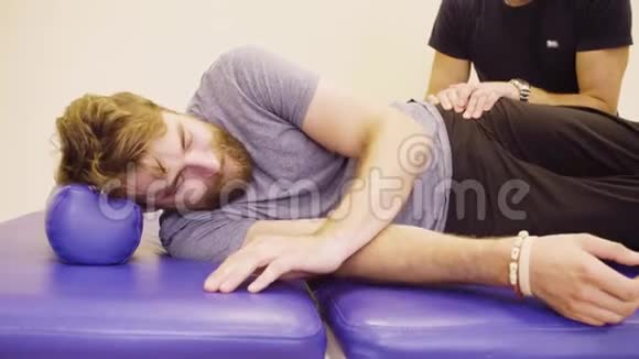 残疾男子在康复诊所锻炼时的脸视频的预览图