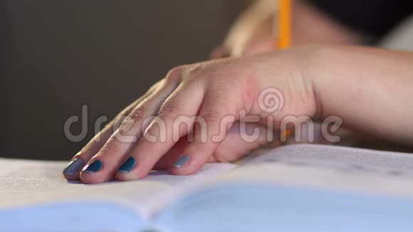 女孩在家里看书在笔记本上写字视频的预览图