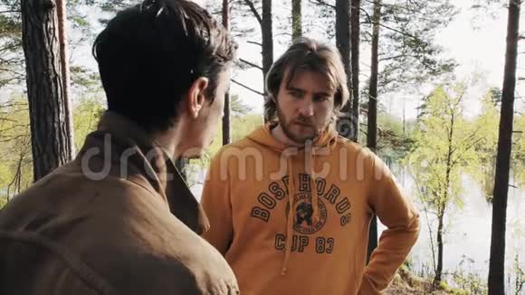 两个男人朋友站在林间小路上在晴天开始争吵视频的预览图