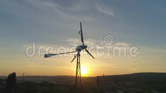 空中拍摄小风Turbin在日落背景上循环替代可再生能源生产视频的预览图