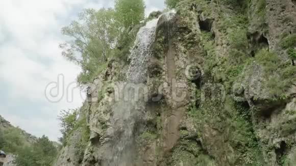 从悬崖上坠落的水流的慢速运动底视图视频的预览图