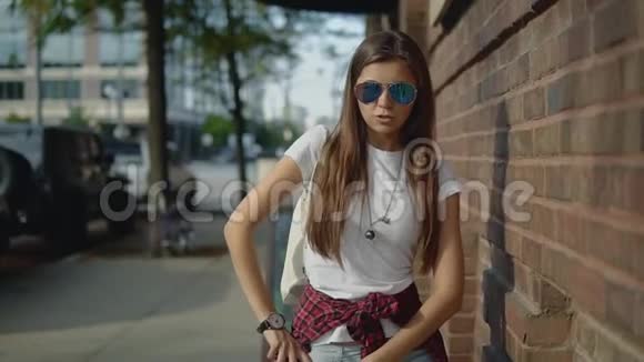 可爱的戴墨镜的年轻女孩手里拿着一个旧指南针在街上视频的预览图
