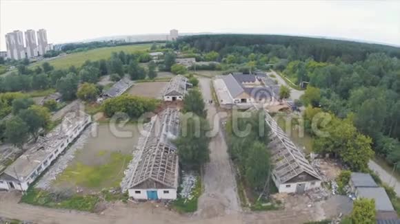 带着旧砖废弃建筑飞越城区剪辑空中景观视频的预览图