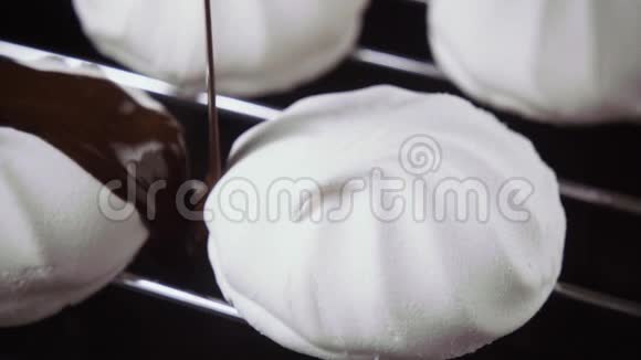 慢动作棉花糖在看台上倒入巧克力视频的预览图