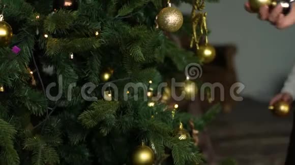 快乐的母子装饰圣诞树视频的预览图