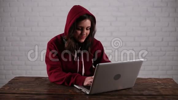 笔记本电脑上有一个女黑客视频的预览图