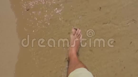 男子光着脚在沙滩上慢动作视频的预览图