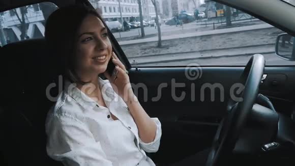 在车里打电话的女商人视频的预览图