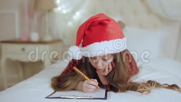 女孩给圣诞老人写信视频的预览图