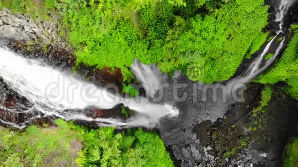 鸟瞰巴厘岛热带岛屿上令人惊叹的瀑布慢动作高清1920x1080视频的预览图