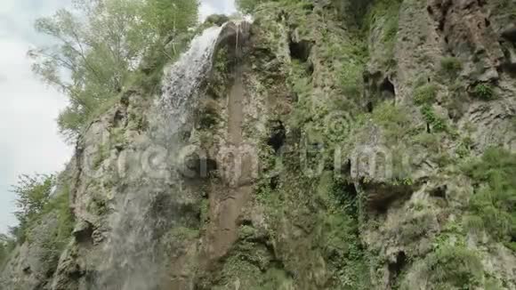 从悬崖上掉下的水流的底部景色视频的预览图