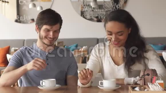 女孩在咖啡馆里和她的男朋友调情视频的预览图