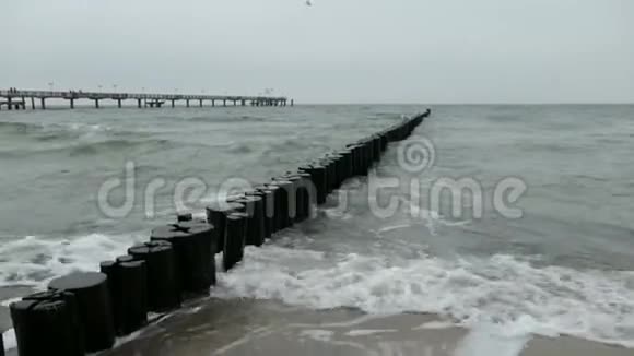 波罗的海海滩的暴风雨天气腹股沟和气泡处的波浪视频的预览图