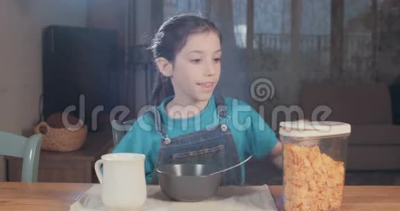 小女孩吃一碗麦片视频的预览图