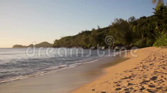 塞舌尔群岛的小浪和白色海滩马河高坂安世视频的预览图