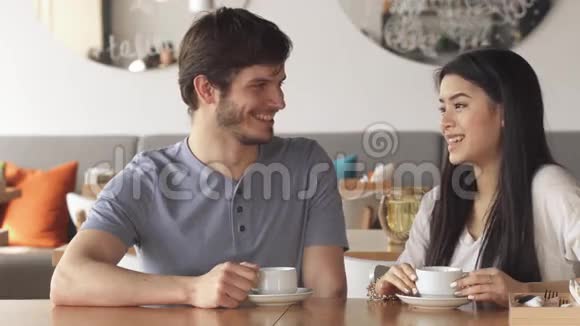 他在咖啡馆和女朋友聊天视频的预览图