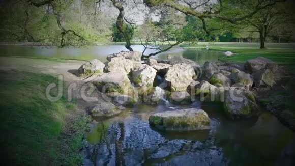 位于拉斯塔特市巴登巴登附近的公共公园内的湖泊水流在小溪中的一个小瀑布中视频的预览图