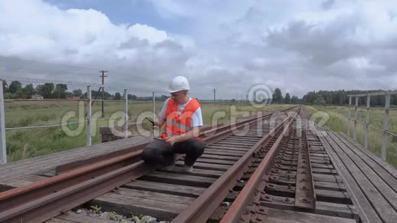 铁路桥上对讲机的铁路工人视频的预览图