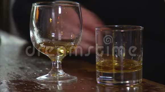 玻璃杯上的酒精饮料视频的预览图